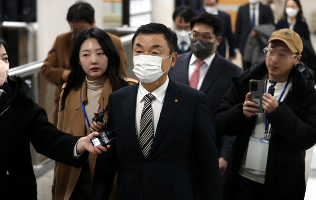 도이치모터스 주가를 조작한 혐의로 기소된 권오수 전 도이치모터스 회장이 1심 선고 공판에 출석하고 있다. 연합뉴스