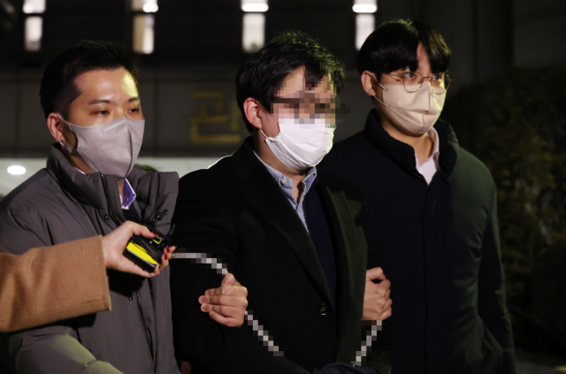 숨진 빌라·오피스텔 임대업자 정모 씨 사건과 관련해 실제 집주인, 다시말해 '빌라왕'의 배후로 추정되는 신모씨가 지난 1월 12일 오후 서울중앙지법에서 열린 영장실질심사를 마치고 나서고 있다. 연합뉴스