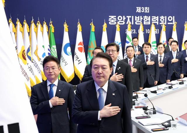 윤석열 대통령이 지난 10일 전북 전주시 전북도청에서 열린 제3회 중앙지방협력회의에서 국기에 경례하고 있다. 연합뉴스