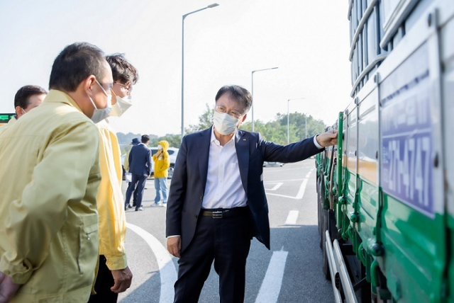한국교통안전공단 권용복 이사장이 안전감찰 단속 현장(서해안고속도로 서평택 톨게이트)을 찾아 단속원을 격려하고 직접 단속 현장을 점검하고 있다. 교통안전공단 제공
