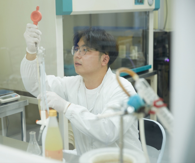 김비성 대표가 실험실에서 장비를 활용해 작업하고 있다. 빛올양조연구소 제공
