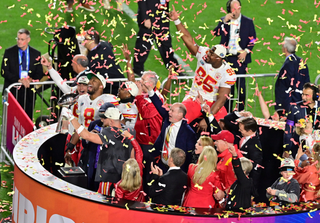 미국프로풋볼(NFL) 제57회 슈퍼볼에서 우승한 캔자스시티 치프스 선수들이 빈스 롬바르디 트로피를 들고 기뻐하고 있다. USA투데이스포츠연합뉴스