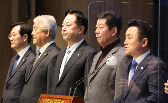 더불어민주당 부산·울산·경남 국회의원과 시도당위원장들이 지난 1월 31일 오전 서울 여의도 국회 소통관에서 윤석열 정부와 국민의힘의 가덕신공항 홀대를 좌시하지 않겠다는 내용의 기자회견을 하고 있다. 왼쪽부터 민홍철, 이상헌, 김두관, 박재호, 최인호 의원. 연합뉴스