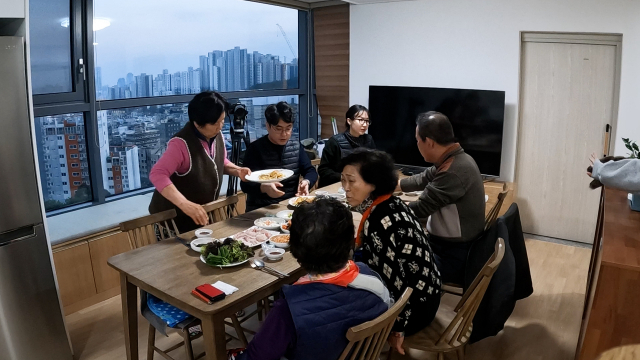 부산 부산진구 노인 공공 공유주택 '도란도란하우스' 가족들이 함께 식사 준비를 하고 있다. 김보경PD harufor@