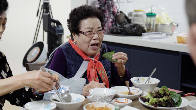 팔을 다친 박경자 할머니의 식사를 '도란도란하우스' 식구들이 돕고 있다. 김보경PD harufor@