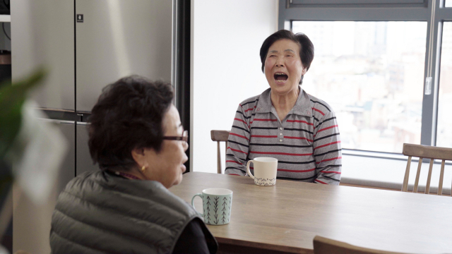 '도란도란하우스' 식구와 이야기를 나누며 환하게 웃고 있는 유두남(오른쪽) 할머니. 이재찬 기자 chan@
