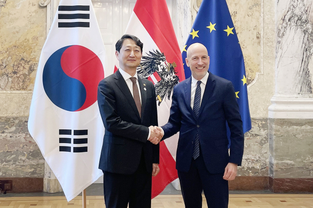 안덕근 산업통상자원부 통상교섭본부장이 15일(현지시간) 오스트리아 빈에서 마틴 코허(Martin Kocher) 오스트리아 노동경제부 장관과 만나 악수하고 있다. 산업부 제공