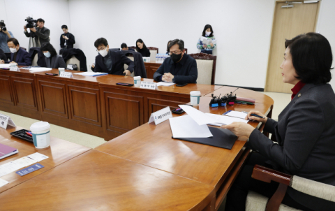 이기순 여성가족부 차관이 지난 10일 정부서울청사에서 신·변종 룸카페 대응 관계 부처 회의를 주재하고 있다. 연합뉴스