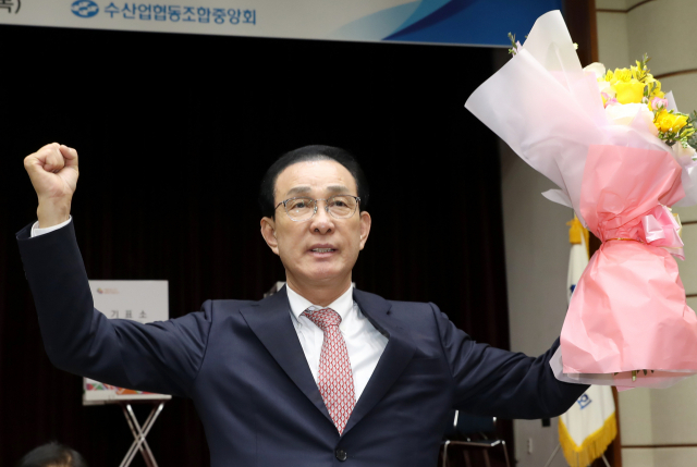 수협중앙회는 16일 서울 송파구 본부에서 열린 제2차 임시총회에서 제26대 수협중앙회장으로 선출된 노동진 전 진해수협 조합장이 축하 꽃다발을 받고 두손을 번쩍 들어 올리고 있다. 차기 회장 임기는 다음달 27일부터 4년간이다. 수협중앙회 제공