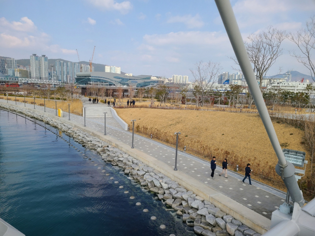 부산역 인근 직장인들이 점심시간을 이용해 테이크아웃 음료를 든 채 새봄을 맞은 부산 북항 친수공원을 거닐고 있다. 임성원 기자