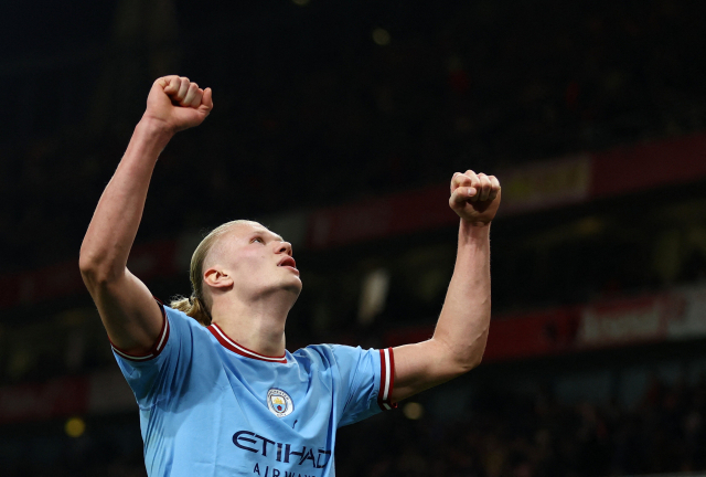 16일(한국시간) 열린 잉글랜드 프로축구 프리미어리그 맨체스터 시티와 아스날FC와의 경기에서 맨체스터 시티 공격수 엘링 홀란이 골을 넣은 뒤 세리머니를 하고 있다. 시즌 26호 골을 기록한 홀란은 팀 내 최다 득점 타이를 이뤘다. 로이터연합뉴스