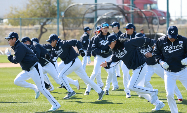 2023 월드베이스볼클래식(WBC)에 출전하는 한국 야구 대표팀 선수들이 16일(한국시간) 미국 애리조나주 투손 키노 스포츠 콤플렉스에서 열린 첫 공식 훈련에서 몸을 풀고 있다. 연합뉴스