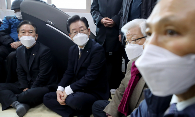 더불어민주당 이재명 대표가 16일 오전 난방비 지원 점검을 위해 서울 관악구 조원경로당을 찾아 어르신들로부터 애로사항을 청취하고 있다. 한편 이날 검찰은 위례 신도시·대장동 개발 특혜와 성남FC 후원금 의혹 등과 관련해 더불어민주당 이재명 대표에 대한 구속영장을 청구했다. 검찰이 제1야당의 대표에 대해 구속영장을 청구한 것은 헌정사상 처음이다. 연합뉴스