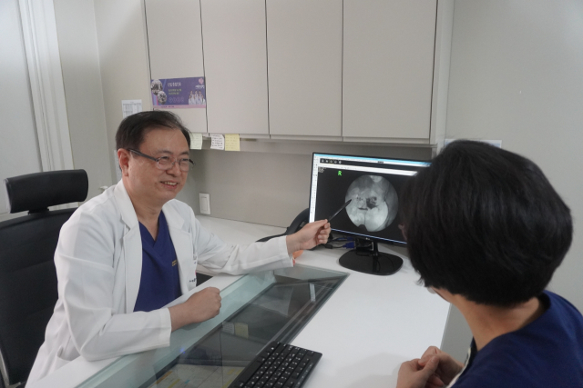 세화병원 이정형 원장이 환자와 상담하고 있다. 세화병원 제공