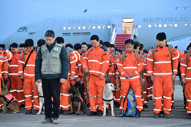 한국 구호대 1진이 지난 18일 귀국해 지진 희생자들을 추모하며 묵념하고 있다. 외교부 제공