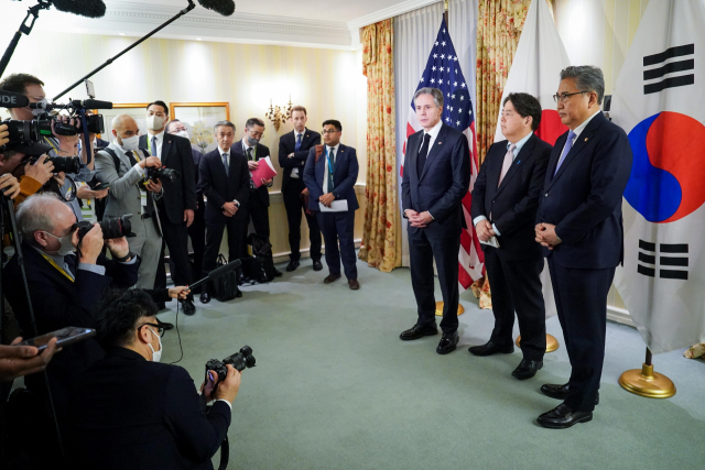 한국·미국·일본 외교 수장들이 지난 18일(현지시간) 뮌헨안보회의가 열린 독일 뮌헨의 한 호텔에서 북한의 대륙간탄도미사일(ICBM) 발사를 규탄하고 있다. 연합뉴스