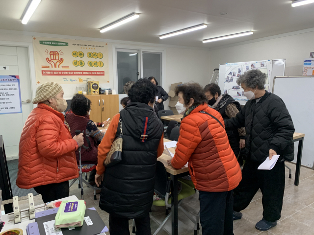 인근에 있는 대안가족허브센터 ‘정겨움’에서 어르신들이 정기 모임을 하고 있다. 손희문 기자·김보경 PD