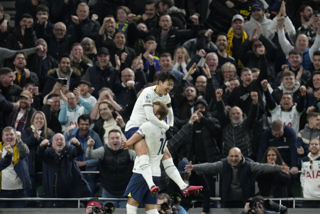 토트넘의 손흥민(위)이 20일(한국시간) 영국 런던의 토트넘 홋스퍼 스타디움에서 열린 잉글랜드 프로축구 프리미어리그(EPL) 웨스트햄과의 홈 경기에서 후반 27분 리그 5호 골을 넣은 뒤 도움을 준 ‘단짝’ 해리 케인과 세리머니를 하고 있다. AP연합뉴스