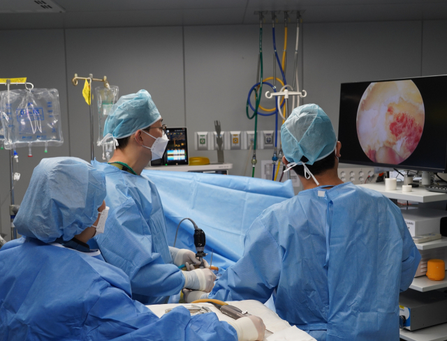 양방향 내시경 수술(UBE)은 디스크, 협착증, 전방전위증 등 거의 대부분의 척추질환에 적용할 수 있다. 박만규 센터장이 양방향 내시경 수술을 하고 있다. 좋은문화병원 제공