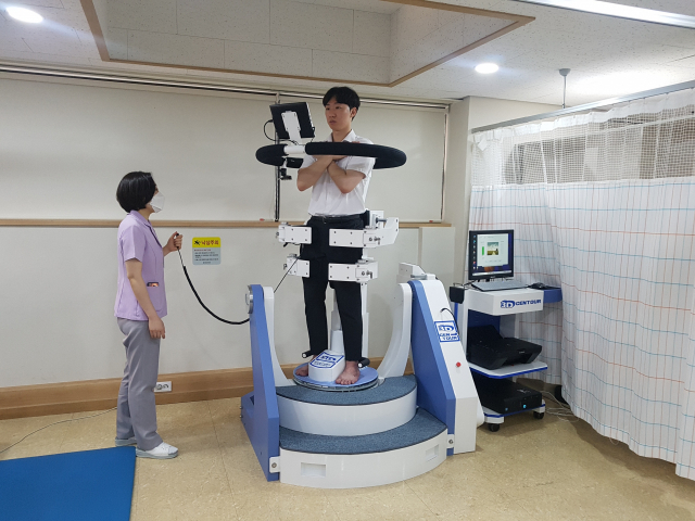 좋은문화병원 척추센터가 운영 중인 진단검사 장비 ‘3D 센투어’는 수술 전후 척추 주변의 근육 상태 변화를 체크해 볼 수 있다. 좋은문화병원 제공