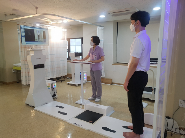 엑스 바디는 자세, 걷는 동작, 족저압 등을 측정할 수 있으며, 치료 후 재활 프로그램을 짜는 데 필요한 정보를 제공한다. 좋은문화병원 제공