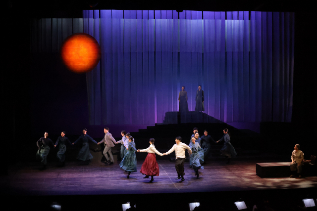 지난 17~18일 부산에서 공연한 국립남도국악원 대표 작품 ‘섬’ 공연 모습. 국립부산국악원 제공