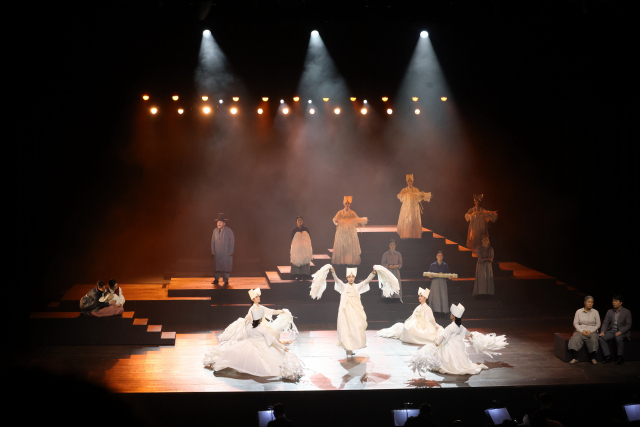 지난 17~18일 부산에서 공연한 국립남도국악원 대표 작품 ‘섬’ 공연 장면. 국립부산국악원 제공