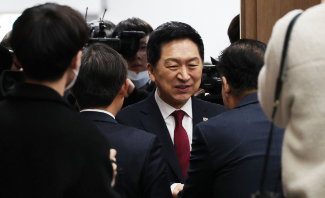 국민의힘 김기현 당대표 후보가 20일 오전 서울 여의도 국회 소통관에서 열린 전직 바른정당 당협위원장 모임인 '바른정치 모임'의 지지선언 기자회견에 앞서 참석자들과 인사하고 있다. 연합뉴스