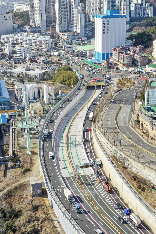 부산 사하구 을숙도대교와 장림고개를 연결하는 장평지하차도가 20일 개통했다. 장림고개 진출입로.