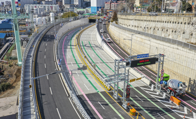 부산 사하구 을숙도대교와 장림고개를 연결하는 장평지하차도가 20일 개통했다. 장림고개 진출입로.
