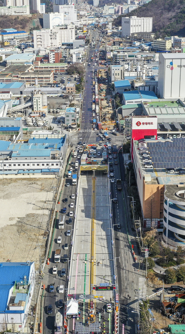 부산 사하구 을숙도대교와 장림고개를 연결하는 장평지하차도가 20일 개통했다. 을숙도대교 진출입로.
