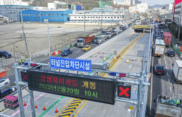 부산 사하구 을숙도대교와 장림고개를 연결하는 장평지하차도가 20일 개통했다. 을숙도대교 진출입로.
