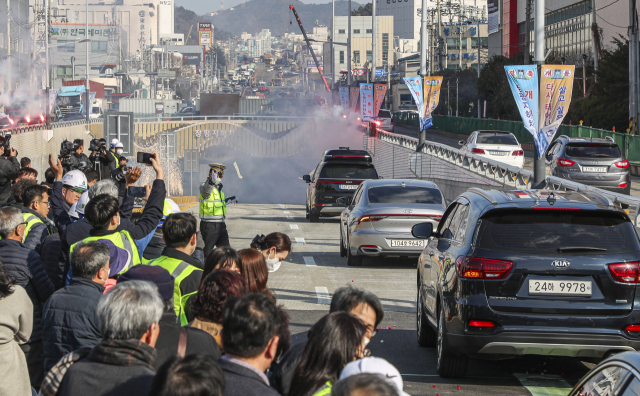 부산 사하구 을숙도대교와 장림고개를 연결하는 장평지하차도 개통식이 열린 20일 오후 부산 사하구 장림동 롯데마트 앞 지하차도 시점부에서 내빈들이 시범주행을 하고 있다