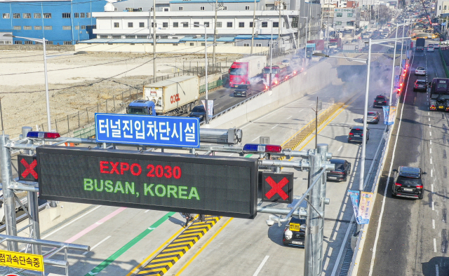 부산 사하구 을숙도대교와 장림고개를 연결하는 장평지하차도 개통식이 열린 20일 오후 부산 사하구 장림동 롯데마트 앞 지하차도 시점부에서 내빈들이 시범주행을 하고 있다.