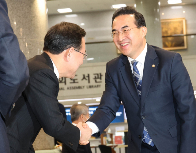 국민의힘 주호영 원내대표(왼쪽)와 더불어민주당 박홍근 원내대표가 20일 국회도서관 개관 71주년 기념식에서 인사하고 있다. 연합뉴스