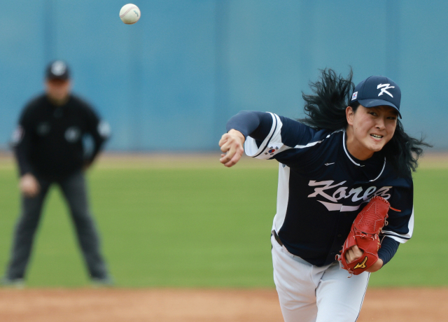 KIA 타이거즈와의 연습경기에서 역투하는 WBC 한국 대표팀 투수 김원중. 연합뉴스