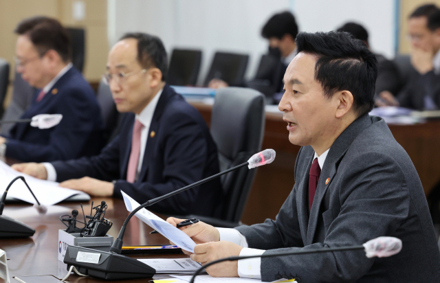 원희룡(오른쪽) 국토교통부 장관이 20일 정부세종청사에서 열린 비상경제장관회의에 참석해 ‘스마트 물류 인프라 구축방안’과 관련해 발언하고 있다. 연합뉴스