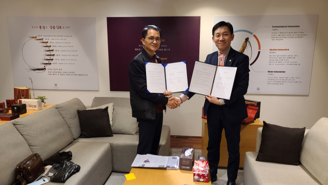 김명범 진삼 대표는 최근 아랍에미리트의 에이블 트레딩 컴퍼니사와 부산 해운대구 진삼 사무실에서 초도 물량 6억 원 상당의 홍삼 제품 수출계약을 체결했다. 진삼 제공