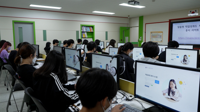 부산에서 전국 최초로 중1 대상 ‘부산형 학업 성취도 평가’가 올해 시작된다. 사진은 지난해 부산의 한 중학교에서 맞춤형 학업 성취도 자율 평가가 진행되는 모습. 부산일보DB