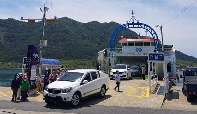 통영시 사량도 진촌마을 앞 물양장에 도착한 여객선에서 승객들이 하선하고 있다. 사량도 뱃길은 다수의 선사들이 항로를 개설하면서 출혈 경쟁이 심화되고 있다. 부산일보DB