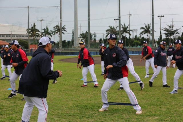 롯데 자이언츠 선수들이 21일 일본 오키나와현 이시가키시 시영 베이스볼 필드에서 컨디셔닝 훈련을 하고 있다. 롯데 선수단은 26일까지 이시가키에 머물며 일본 프로야구 지바 롯데 2군과 두 차례 연습경기를 치를 예정이다. 롯데 자이언츠 제공