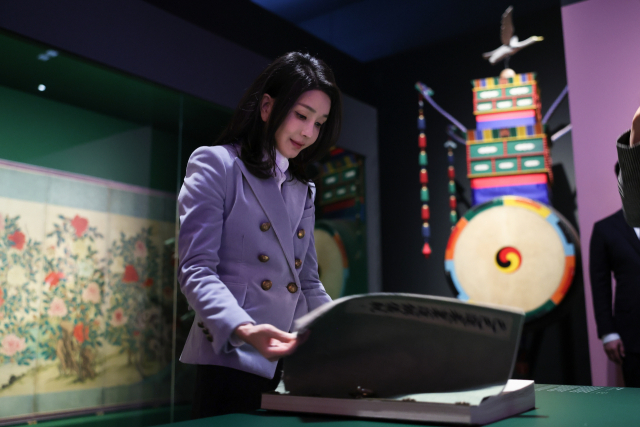김건희 여사가 2023년 2월 21일 오후 서울 용산구 국립중앙박물관에서 열린 '외규장각 의궤, 그 고귀함의 의미' 특별전을 관람하고 있다. 연합뉴스