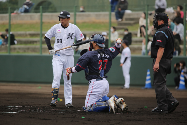 22일 일본 오키나와현 이시가키섬 이시가키 시영야구장에서는 롯데 자이언츠와 지바 롯데 마린스 2군 간 교류 경기가 열렸다. 롯데 포수 유강남은 롯데 합류 이후 첫 공식 경기에 선발 출전했다. 롯데 자이언츠 제공