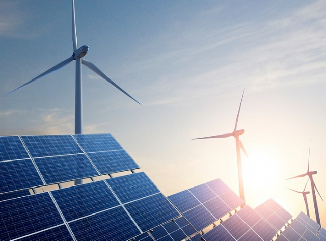 태양광 발전설비는 건물 상부 설치가 되지만 5m가 넘는 풍력발전과 하이브리드(풍력+태양광) 발전설비는 설치가 불가능했다. 앞으로 풍력발전섭시도 설치할 수 있게 하고 내진서례와 내풍설계 확인서를 내도록 했다.(사진은 이미지 사진) 이미지투데이