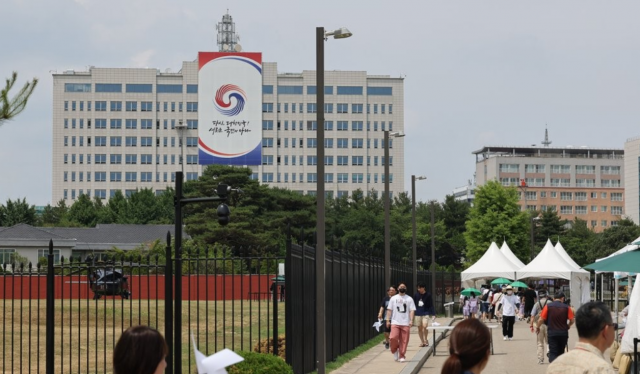 지난해 6월 시범개방된 용산공원을 찾은 시민들의 모습. 연합뉴스