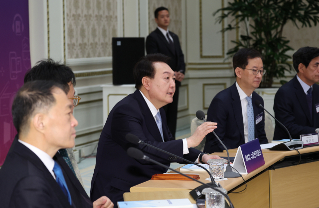 윤석열 대통령이 23일 청와대 영빈관에서 제4차 수출전략회의를 주재하고 있다. 연합뉴스