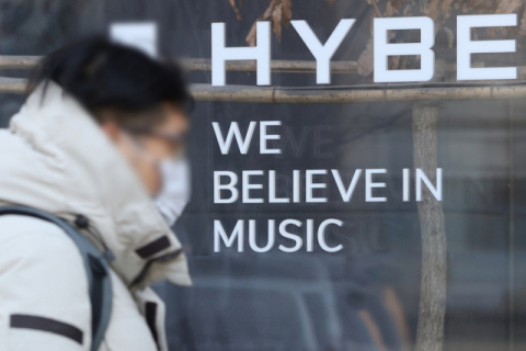 하이브는 SM의 경영권 분쟁에 뛰어들었다. 연합뉴스