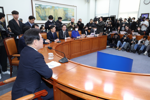 더불어민주당 이재명 대표가 23일 오전 국회에서 기자간담회를 열고 위례·대장동 개발 비리와 성남FC 후원금 의혹에 검찰이 청구한 구속영장에 대한 입장을 설명하고 있다. 연합뉴스