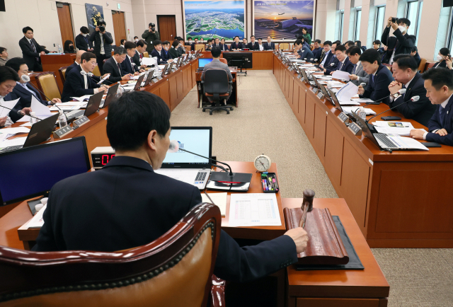 24일 오전 열린 국회 국토교통위원회 전체회의에서 김민기 위원장이 의사봉을 두드리고 있다. 연합뉴스 제공.
