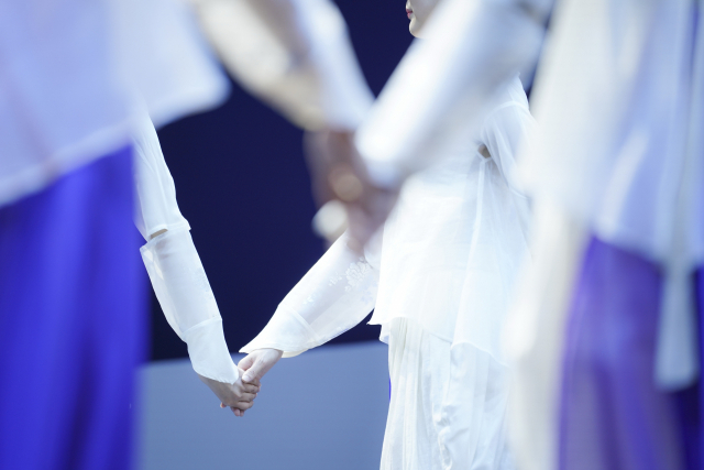 '강강'에서 손과 손을 맞잡은 단원들. 국립부산국악원 제공.